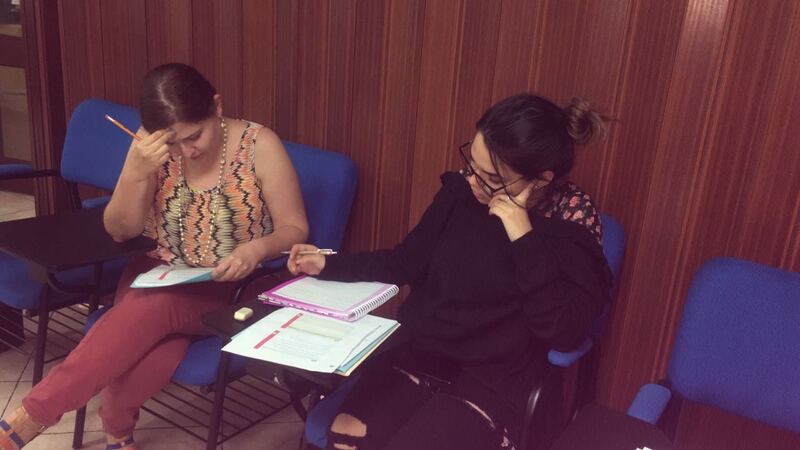 Alumnos tomando notas durante una sesión de formación