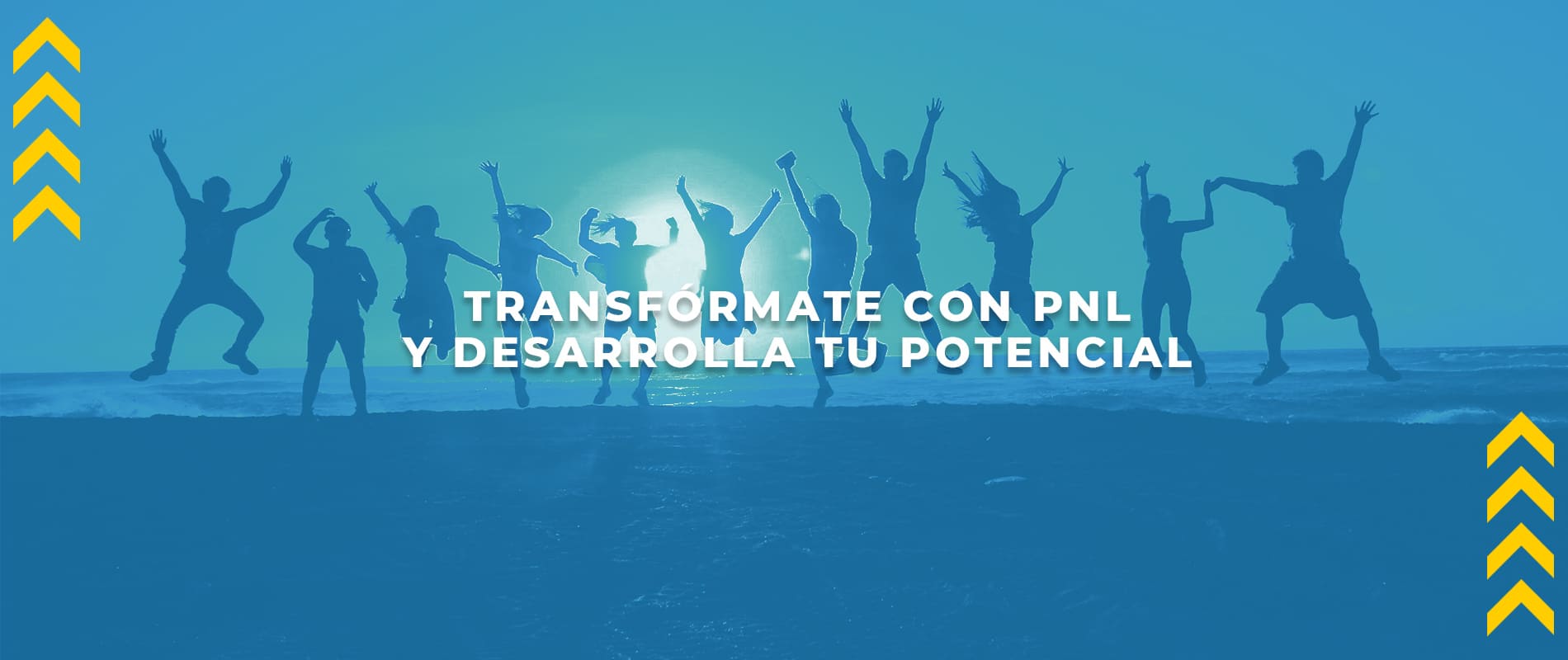 Grupo de personas saltando en la playa con mensaje transfórmate con PNL y desarrolla tu potencial