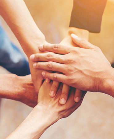 Manos reunidas en señal de colaboración
